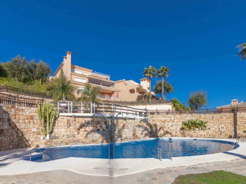 Penthouse met 2 slaapkamers en zeezicht te koop in La Mairena boven de kust van Marbella